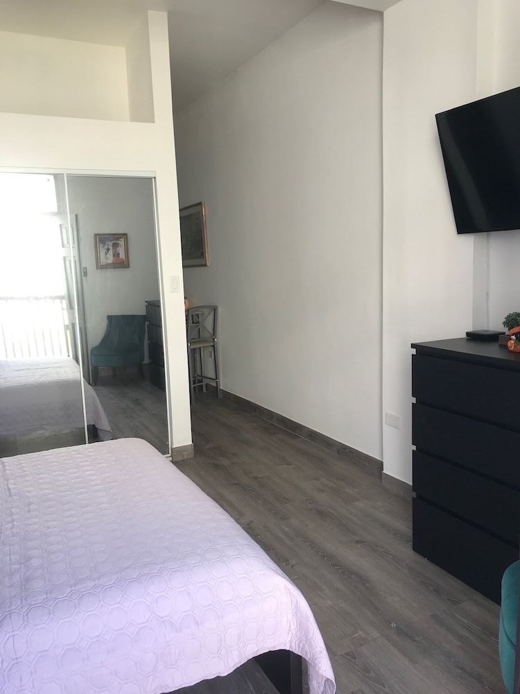 Suite #32 (With Balcony) photo 3