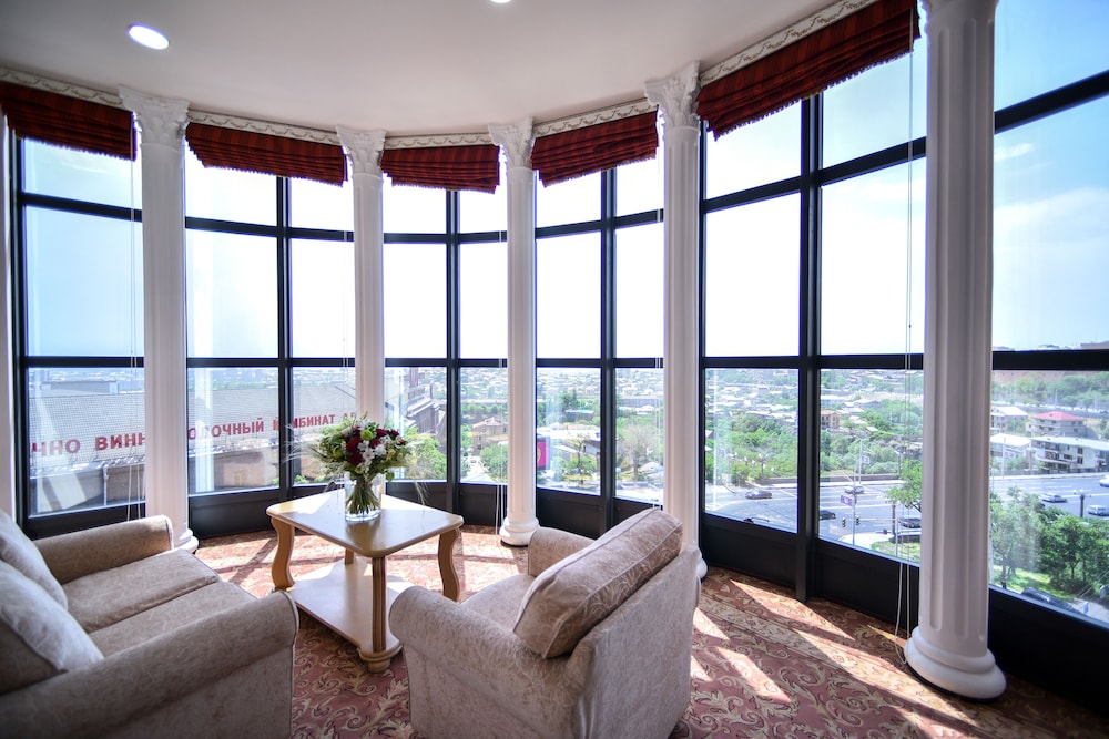 Honeymoon Studio Suite, City View photo 1