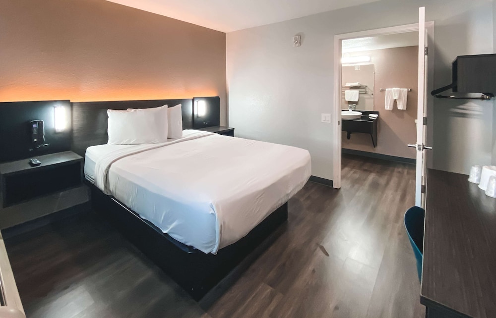 Standard Room, 1 Queen Bed, Non Smoking, Refrigerator photo 3