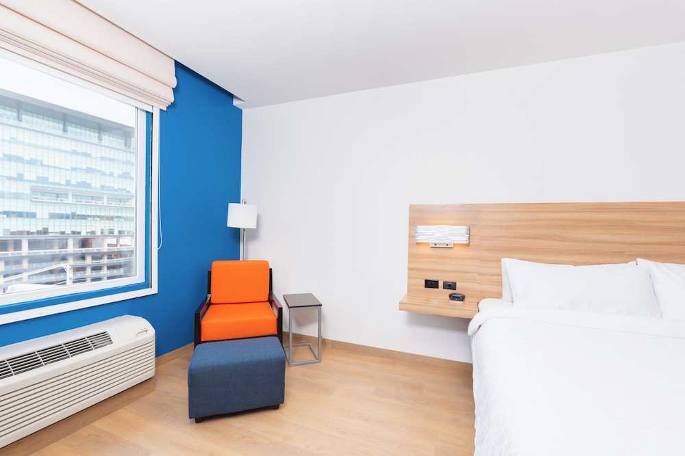 Suite, 1 King Bed (Top Floor) photo 3
