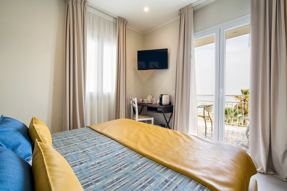 Deluxe Double Room, Sea View thumbnail 6
