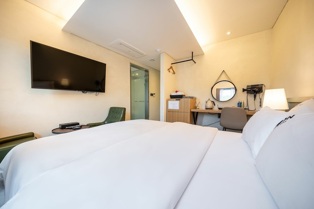 Deluxe Room - Photo 11