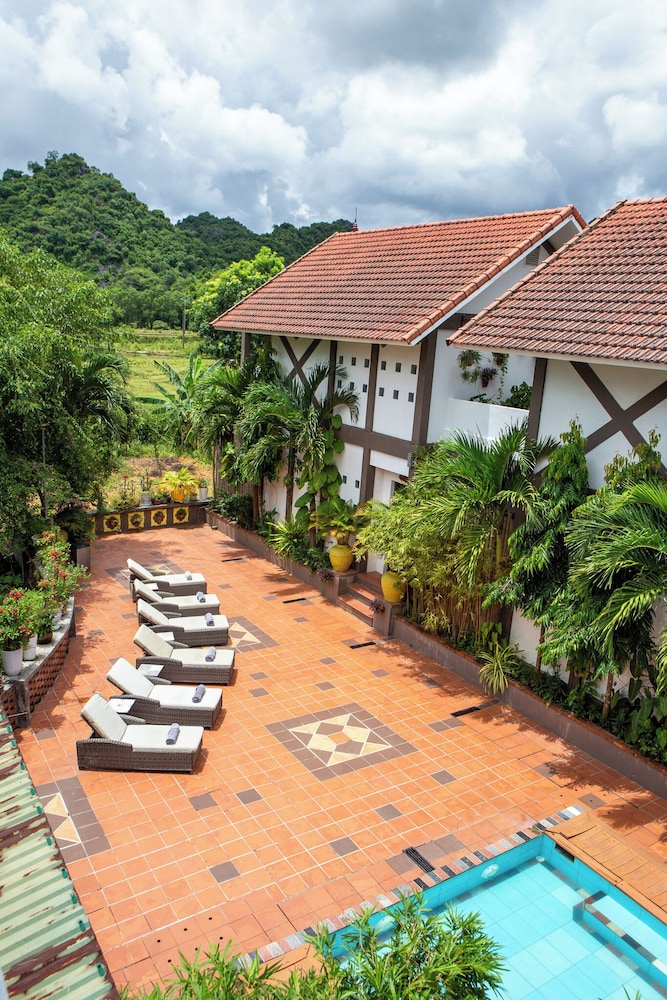 Signature Villa, 1 King Bed, Mountain View, Poolside photo 3