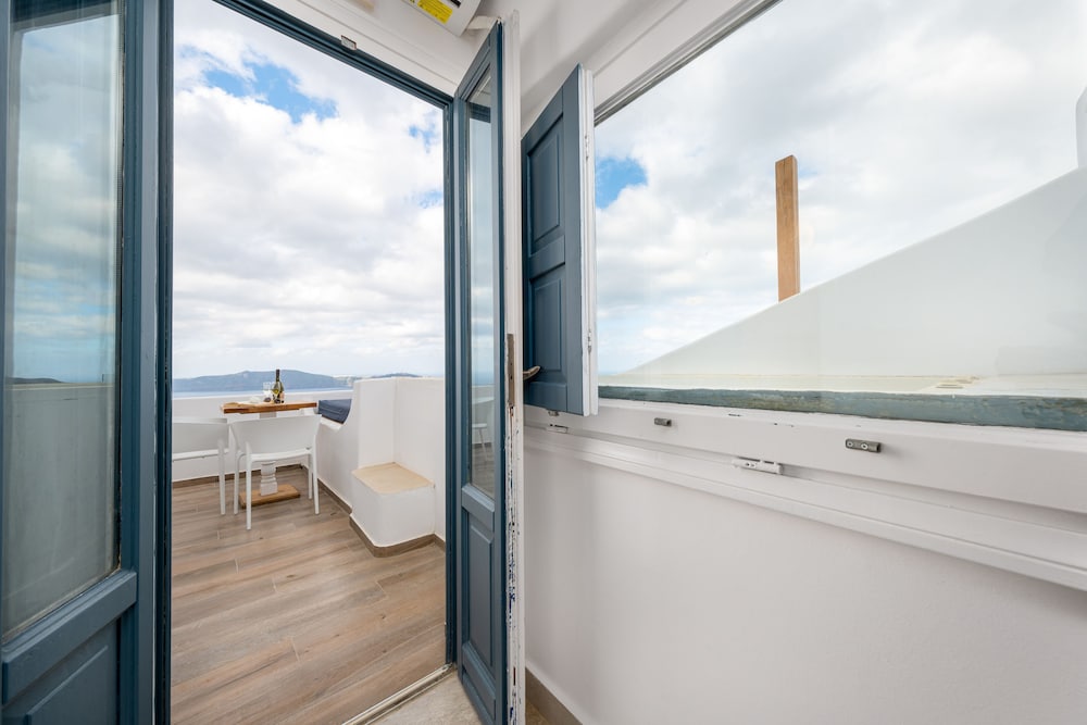 Loft Suite with Plunge Pool & Caldera View - Photo 7