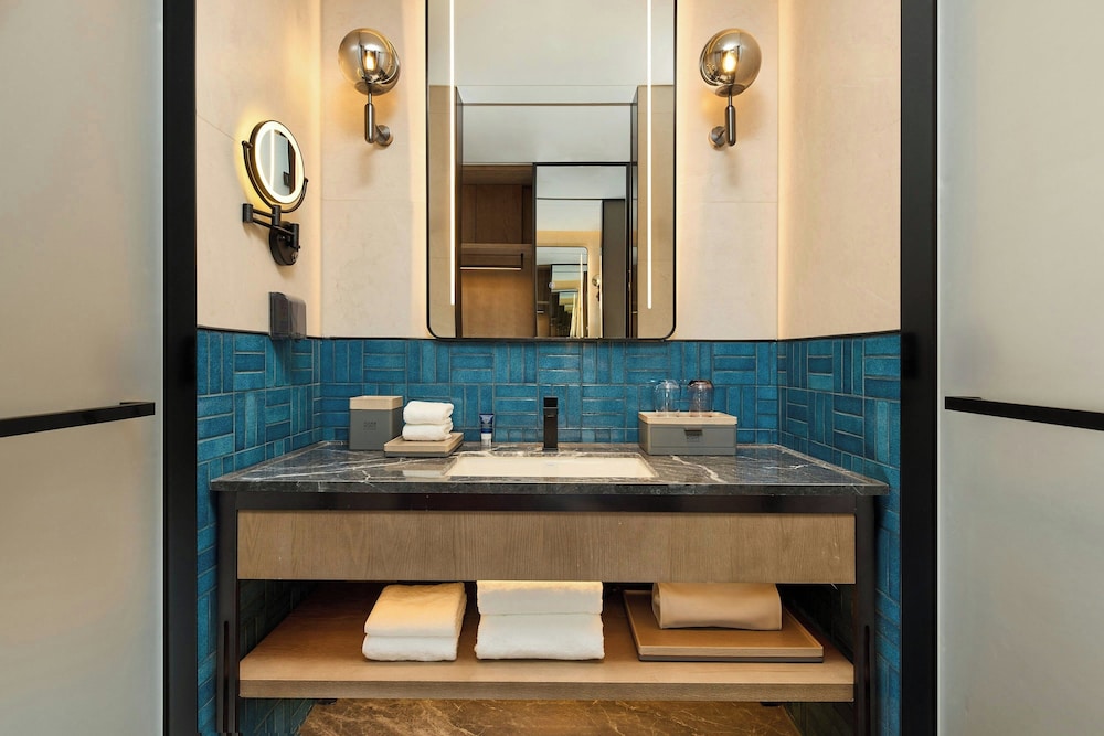 Superior Room, 1 King Bed, City View