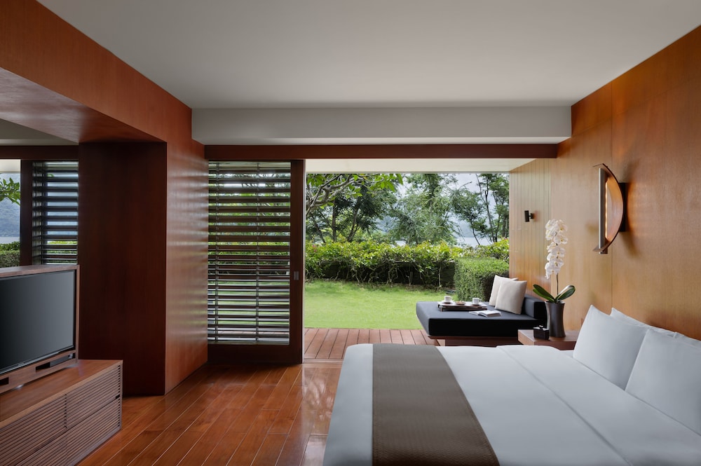 Suite, Bathtub, Courtyard View, 1F photo 3