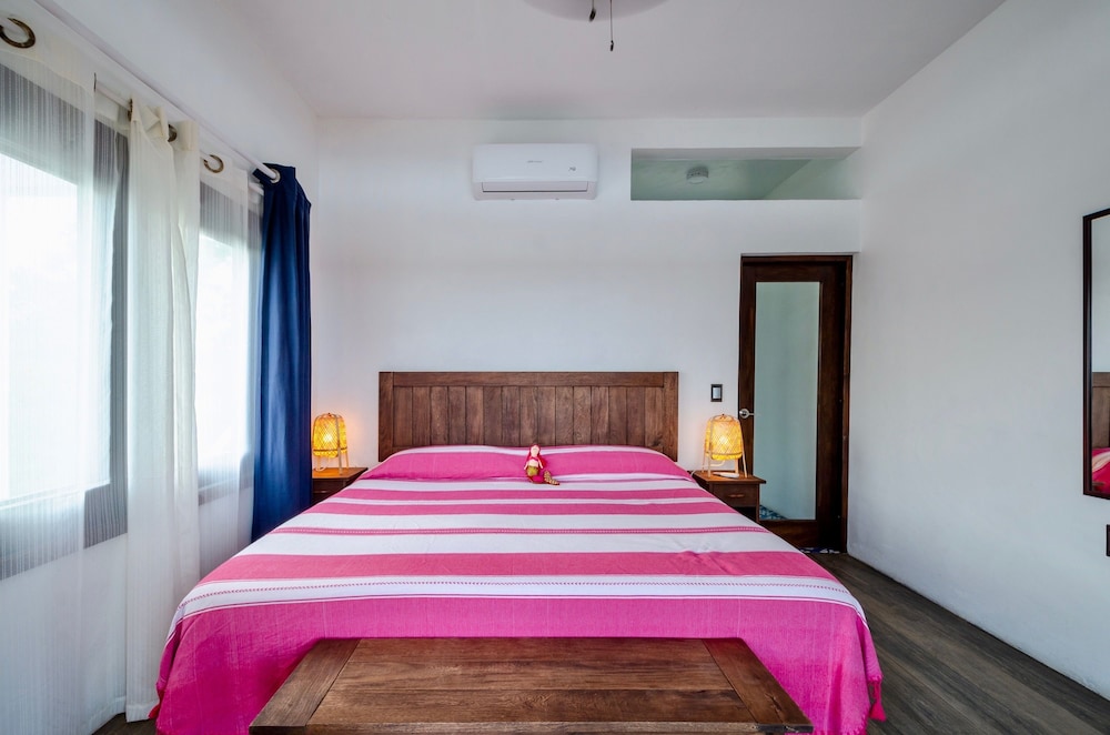 Double Room, 1 King Bed, Partial Ocean View photo 3