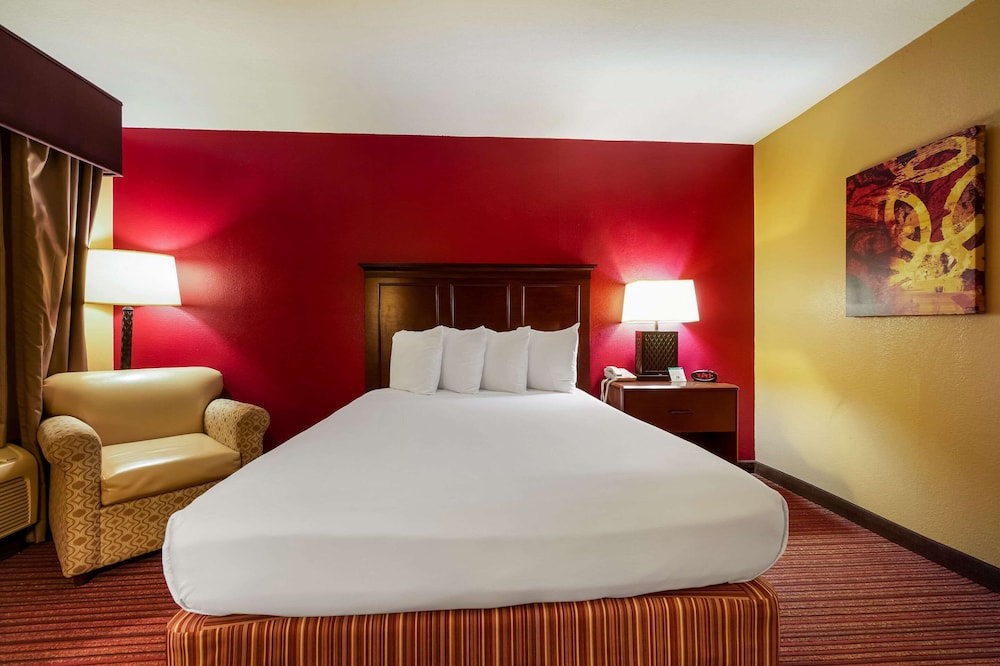 Standard Room, 1 Queen Bed, Non Smoking (Different Bldg) photo 3