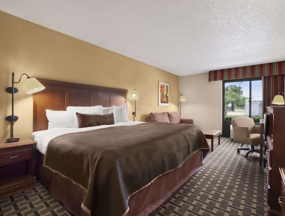 Studio Suite, 1 King Bed, Non Smoking photo 1