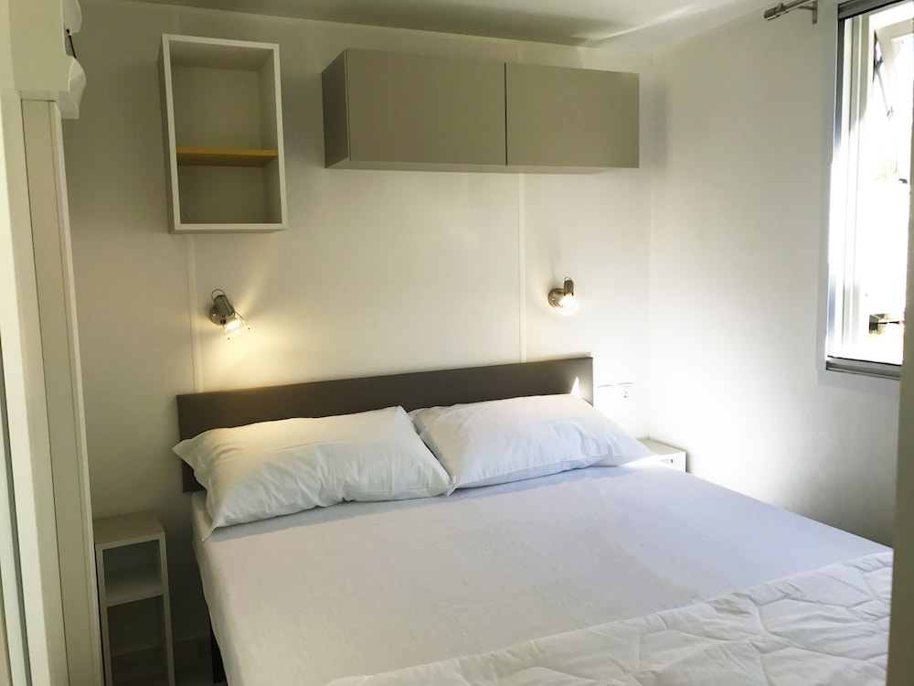 Standard Mobile Home, 2 Bedrooms (Pet Friendly)
