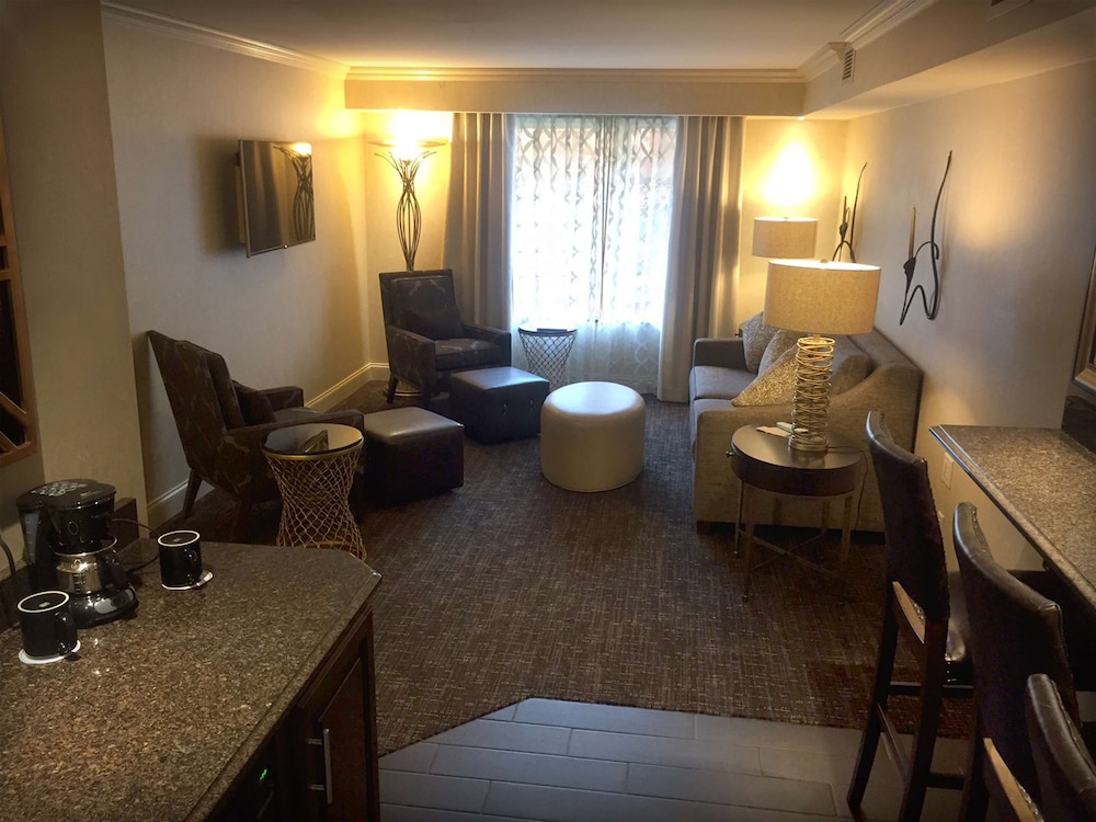 Suite, 1 King Bed, Non Smoking, Refrigerator & Microwave - Photo 1
