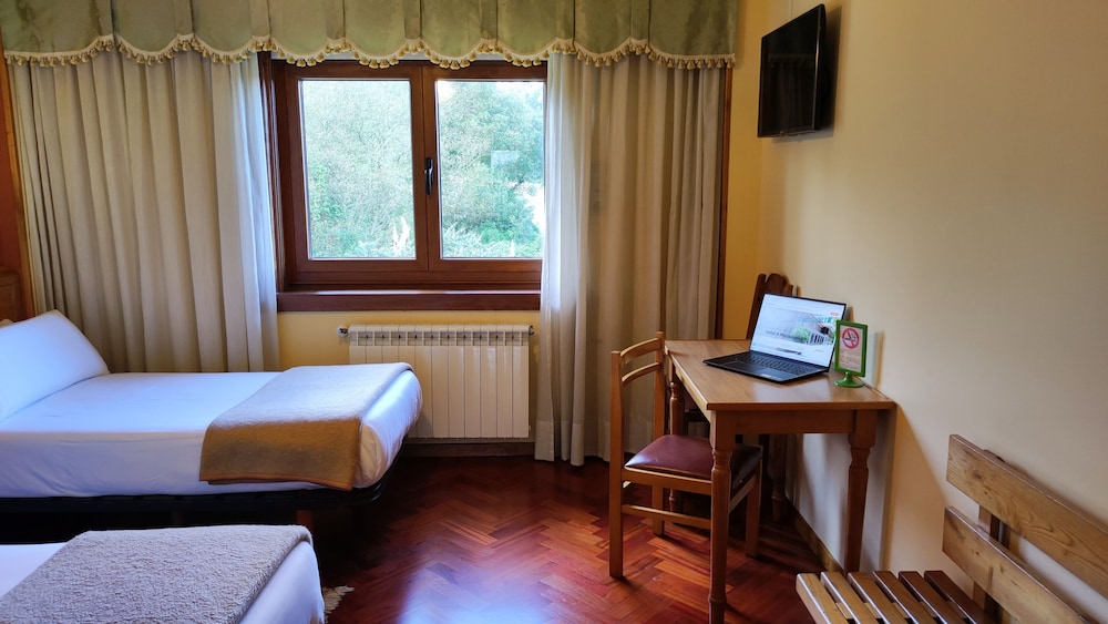 Twin Room - Photo 3