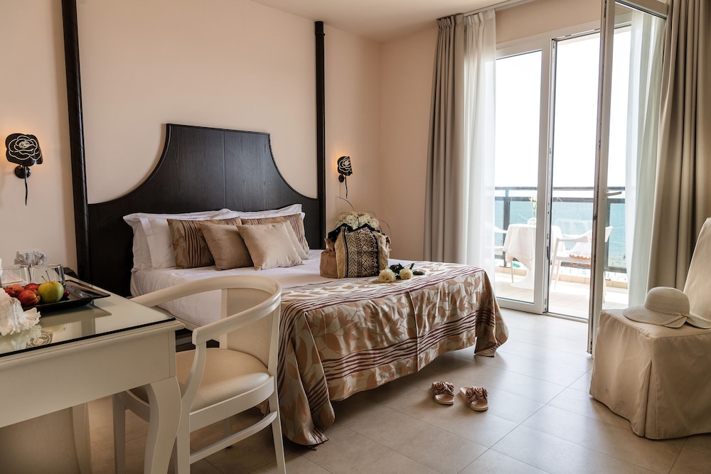 Deluxe Double Room, 1 Queen Bed, Sea View, Beachfront photo 1