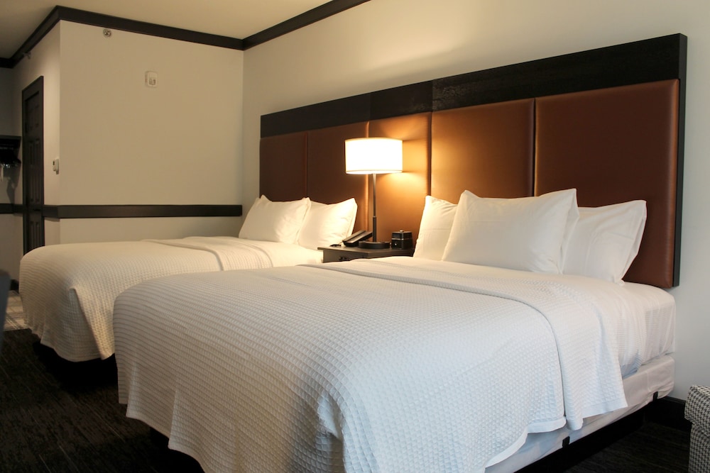 Classic Room, 2 Queen Beds, Roll-in Shower