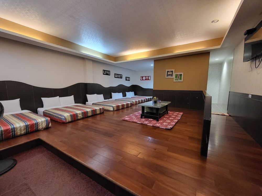 Family Room, Multiple Beds, 2 Bathrooms, Ground Floor (12 people) photo 2