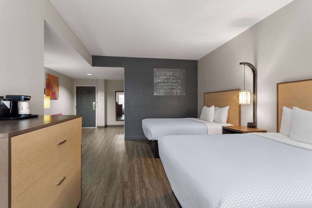 Deluxe Room, 2 Queen Beds, Non Smoking photo 1