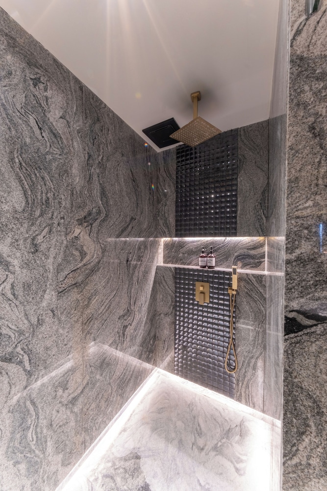 Executive Room - Photo 19