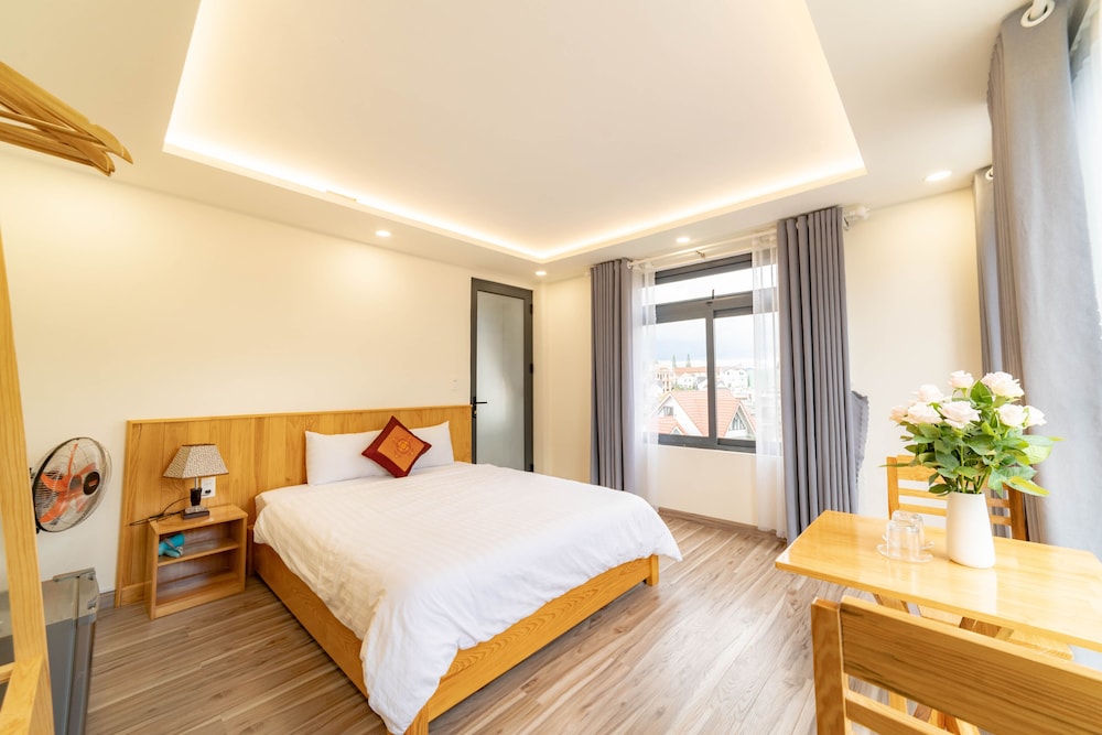 Standard Single Room, 1 King Bed photo 2