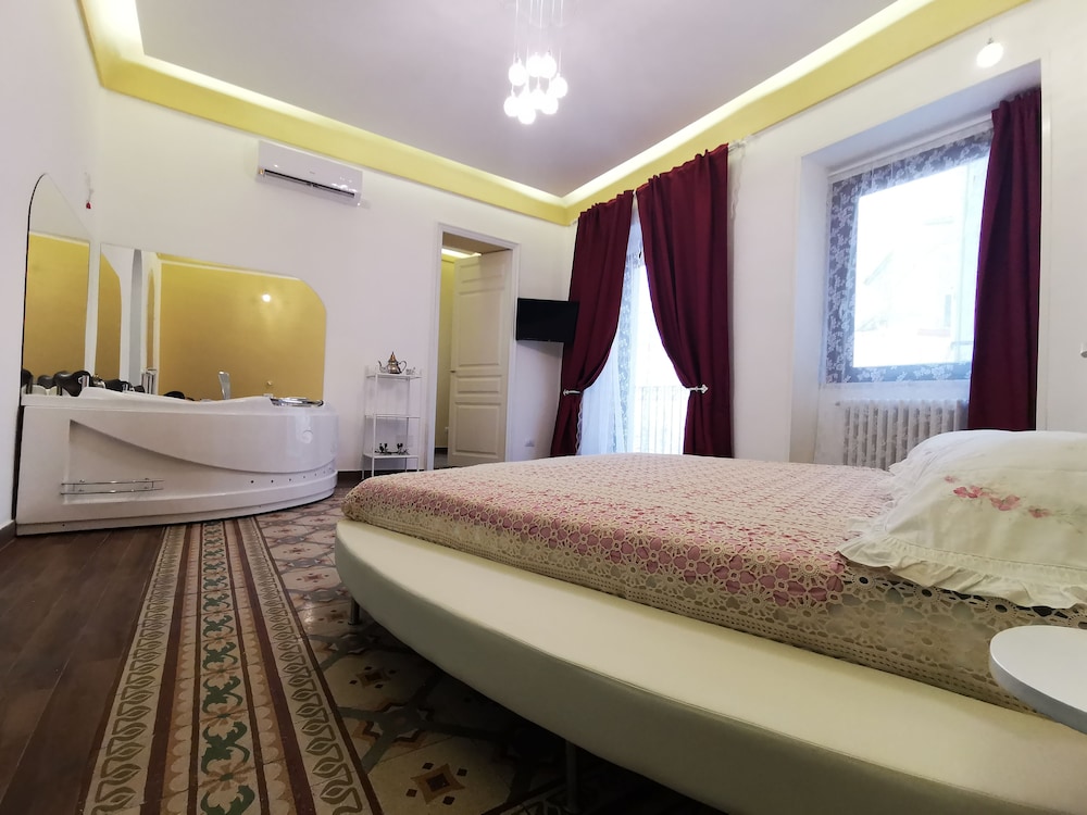 Royal Suite, Courtyard View