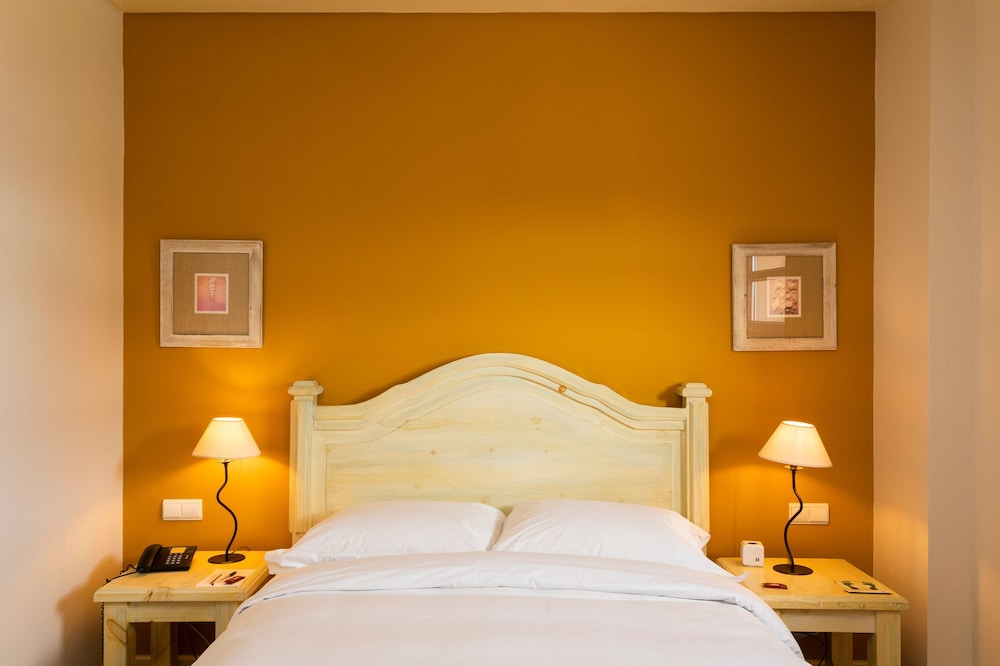 Standard Double or Twin Room thumbnail 6
