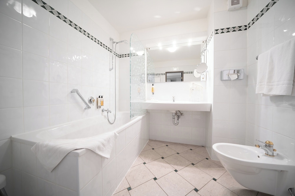 Superior single with Balcony and Park view photo 2