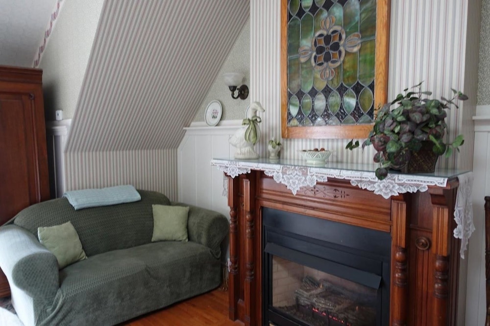 Standard Room, 1 King Bed, Non Smoking (Garden Gable) photo 3