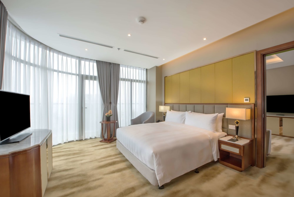 Deluxe Suite, 1 King Bed, Smoking photo 2