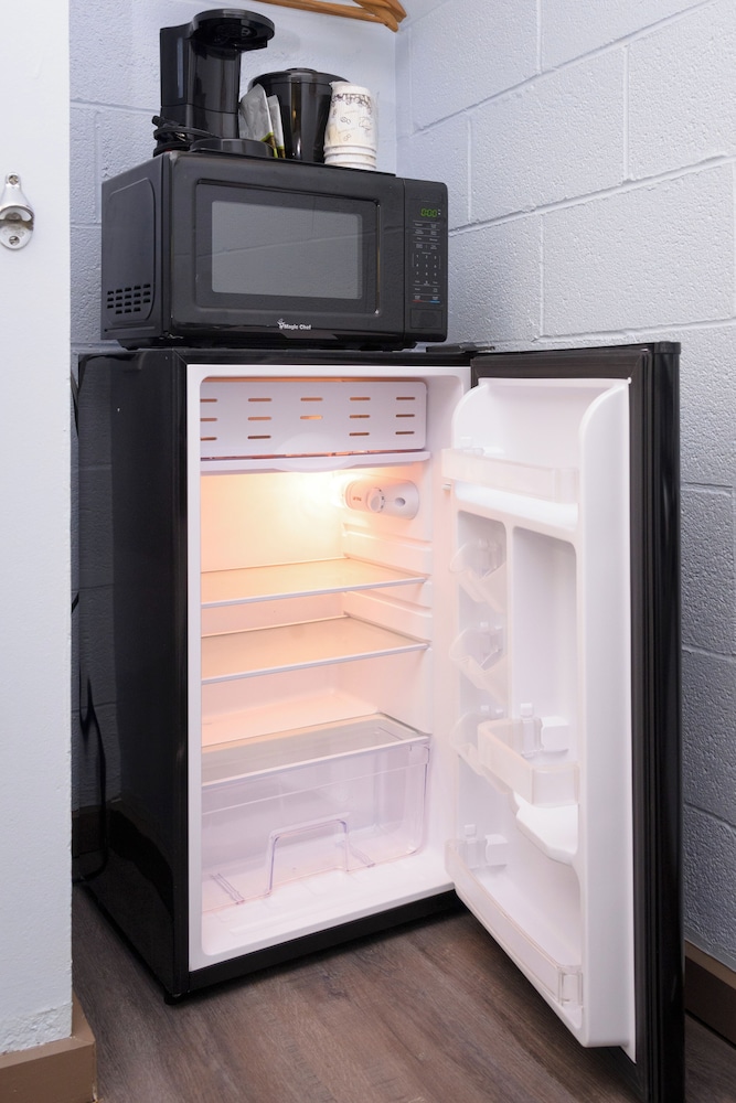 Standard Single Room, 1 Queen Bed, Non Smoking, Refrigerator & Microwave photo 3