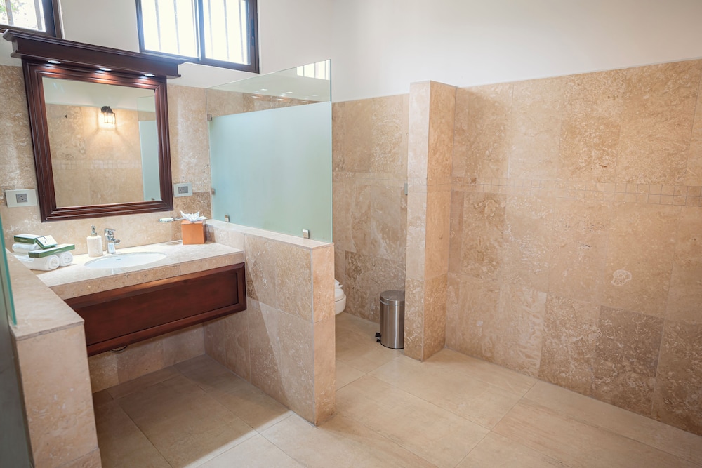Luxury Suite, 1 King Bed, Hot Tub, Garden View, photo 6