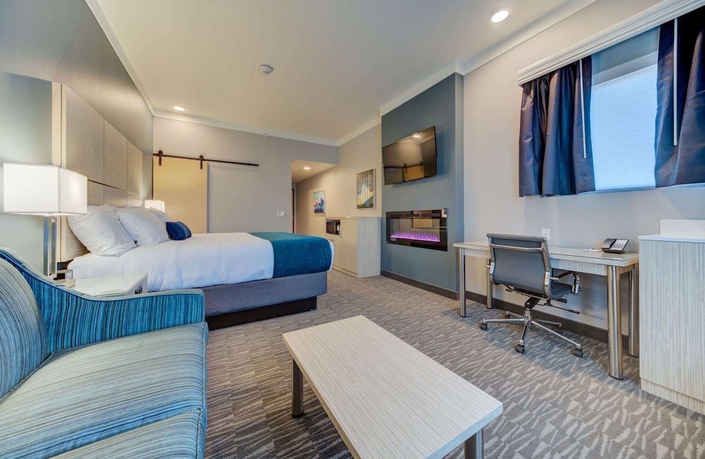 Standard Room, 1 King Bed, Accessible, Mountain View (with Sofabed) photo 2