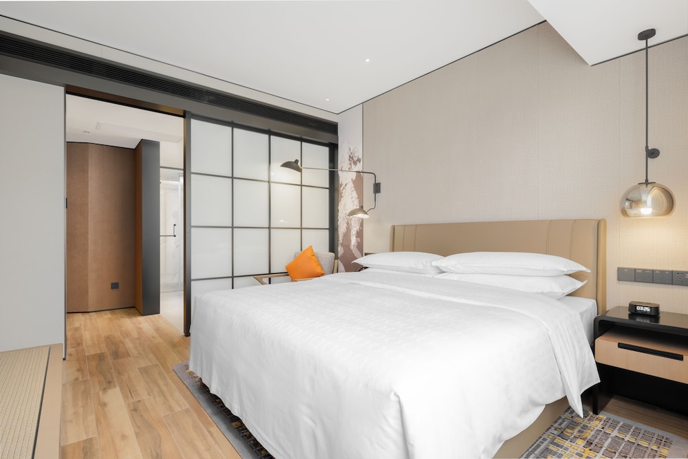 Club Suite, 1 King Bed, City View - Photo 2