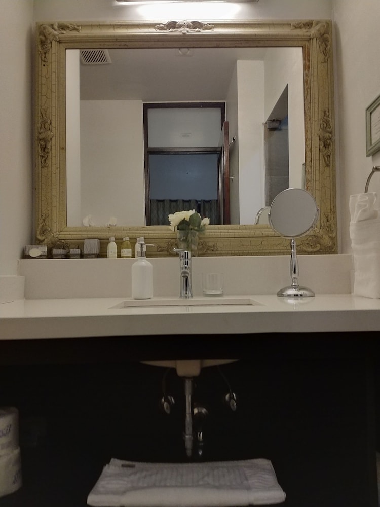 Standard Room, 2 Queen Beds - Photo 10