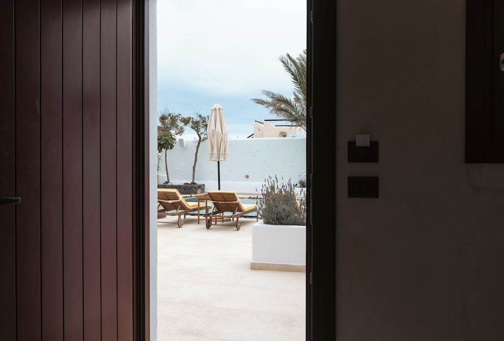 Superior Room Pool View - Photo 6