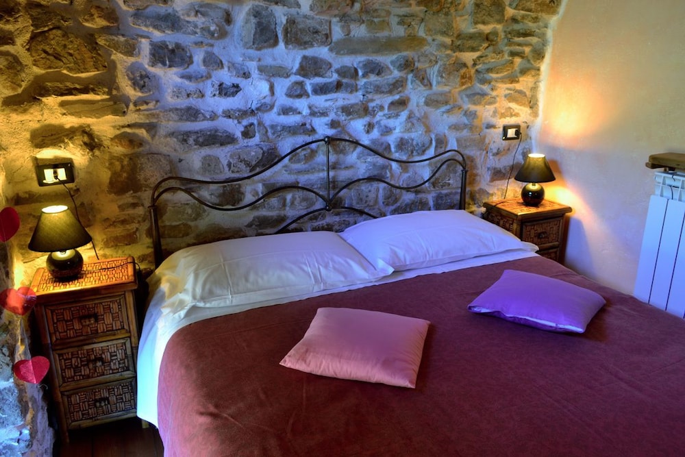 Basic Double Room, 1 Bedroom, Ensuite, Mountainside photo 3