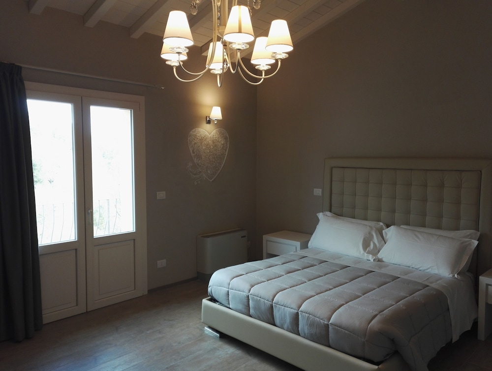 Design Suite, 1 Queen Bed, Terrace, Valley View photo 3