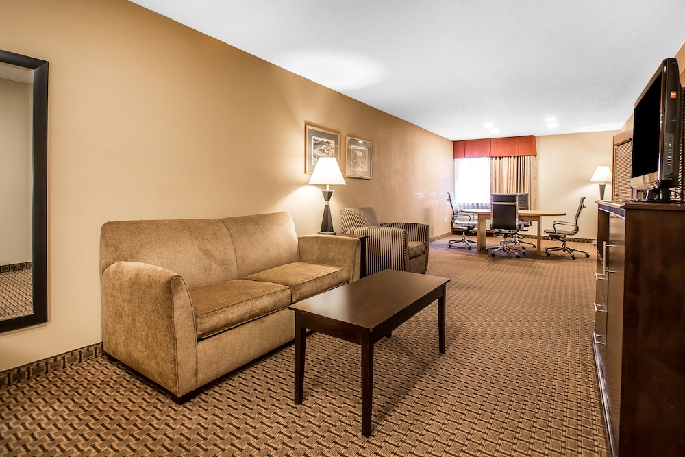Suite, Multiple Beds, Non Smoking (2 Queen, 2 Person Sofa Bed) - Photo 6