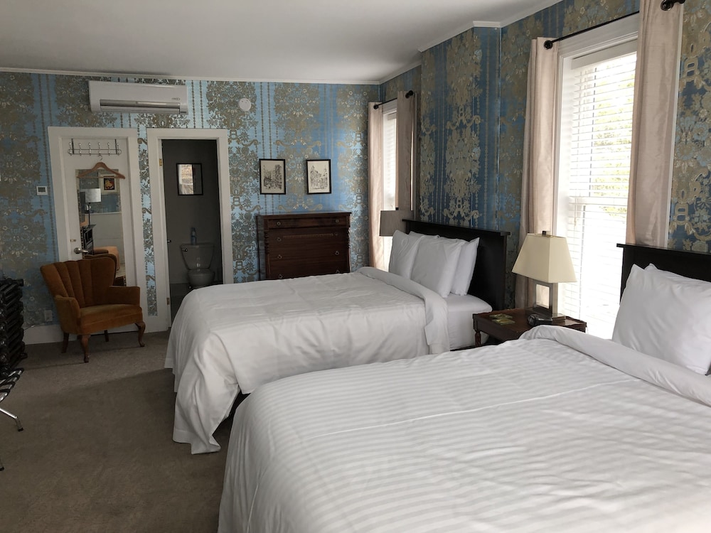 Suite, 2 Queen Beds, Ensuite photo 2