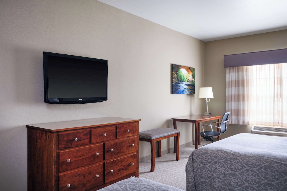 Standard Room, 2 Queen Beds, Non Smoking, Refrigerator & Microwave photo 2