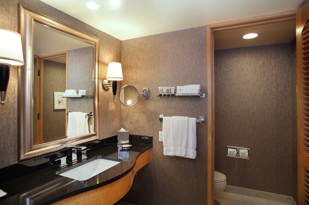 Deluxe Double Room, City View thumbnail 5