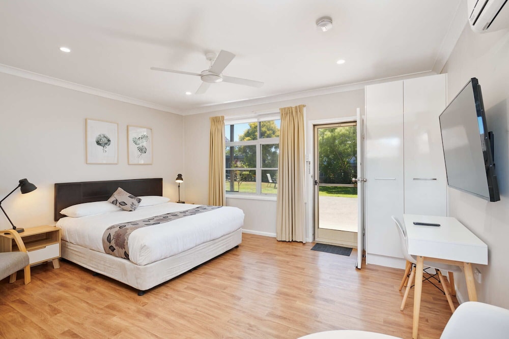 Deluxe Studio, 1 King Bed, Kitchenette photo 1