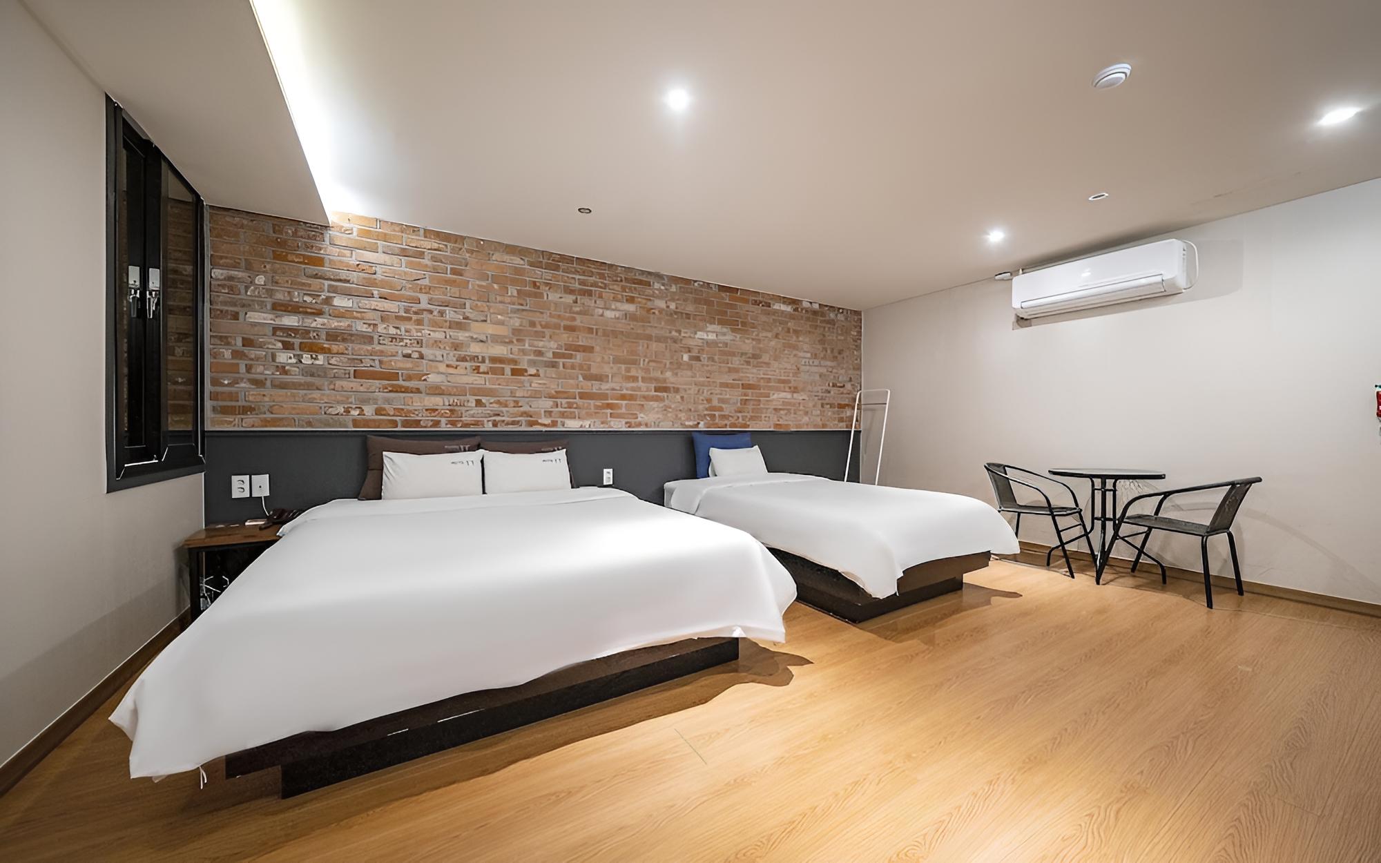 Room (VIP Room-Body Friend Massage Chair (N) - Photo 16