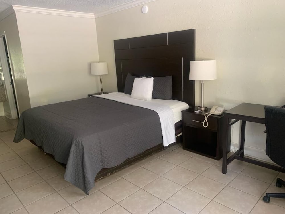 Standard Room, 1 King Bed photo 2