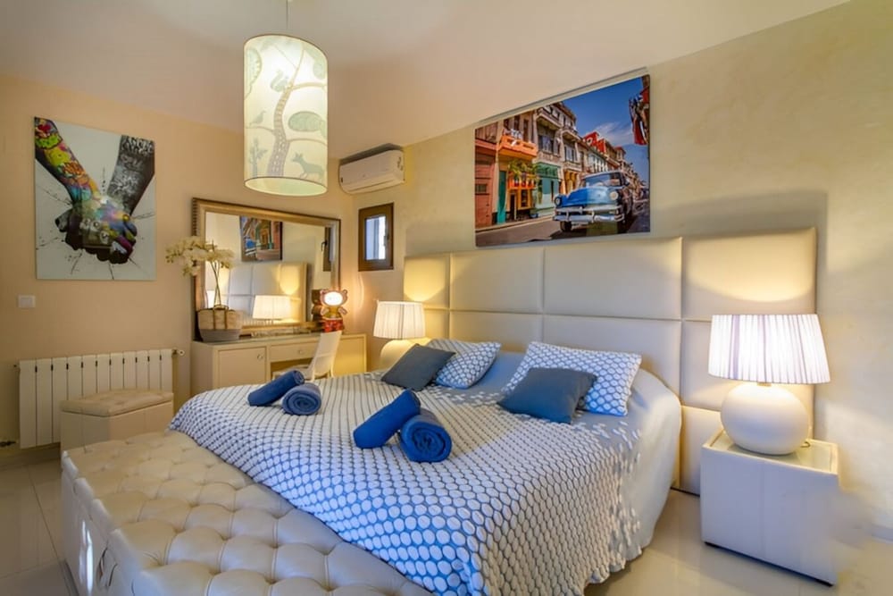 Premium Double Room, 1 King Bed photo 2