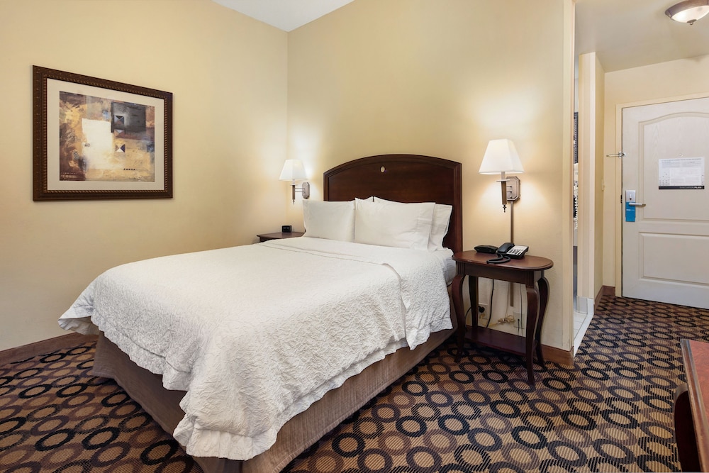 One queen bed select non smoking - Photo 6
