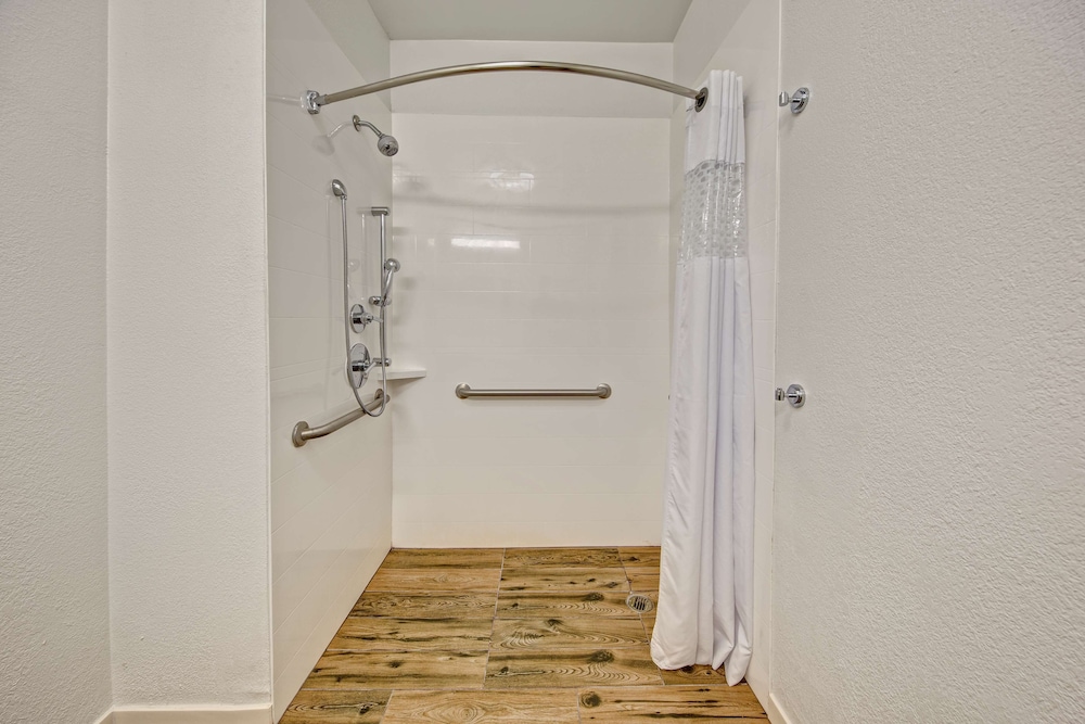Room, 1 King Bed, Accessible, Shower - Photo 4