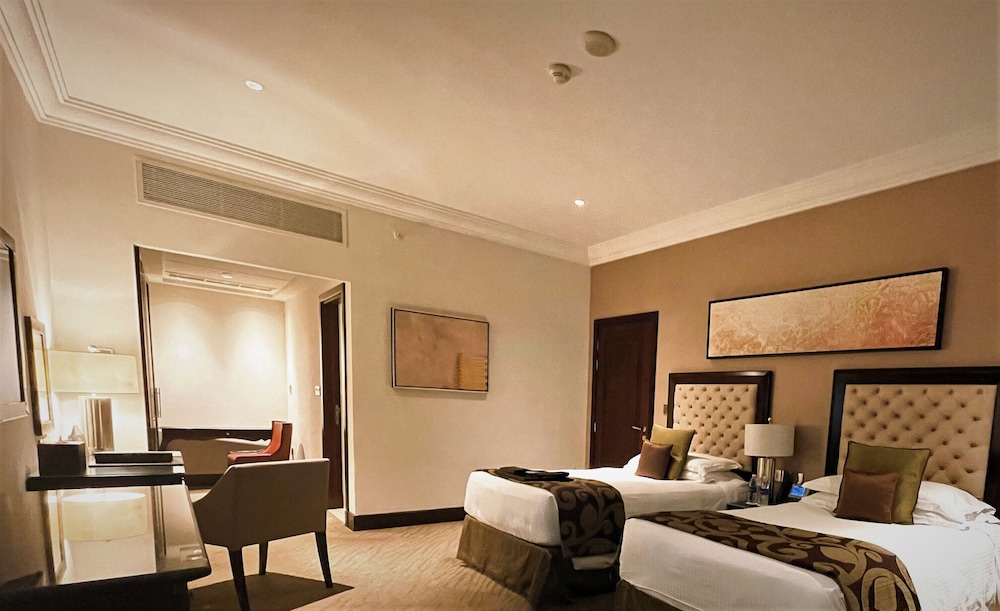 Fairmont Gold, Twin Room, 2 Twin Beds, City View - Photo 2