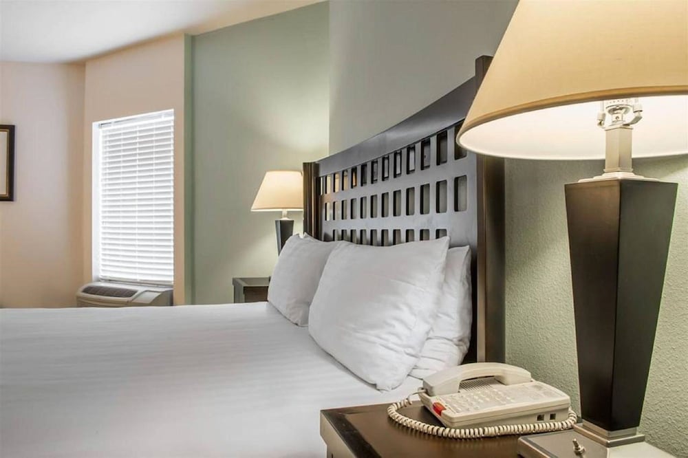 Suite, 1 King Bed, Accessible, Non Smoking photo 1