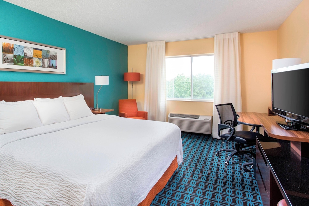 Room, 1 King Bed (Mobility/Hearing Access, Roll-in Shwr) - Photo 3