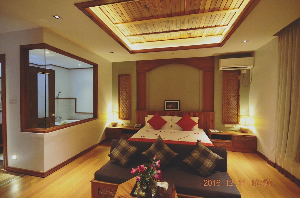 Deluxe Room, Non Smoking, City View photo 2