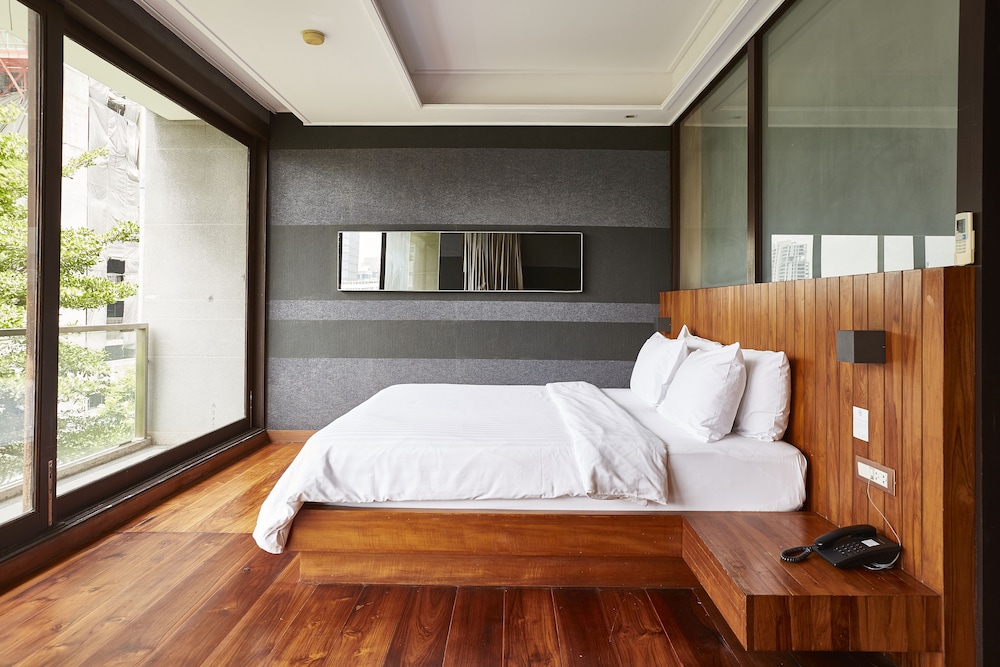 Suite, 1 King Bed, Balcony (Suite) photo 2